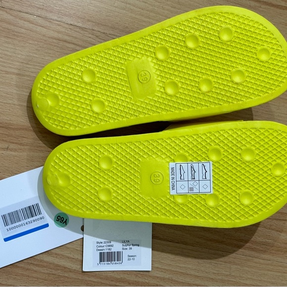 Neon yellow slides from Baum Ind Pferdgarten - Picture 2 of 3